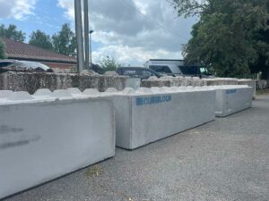 Lire la suite à propos de l’article Pourquoi utiliser des blocs béton pour sécuriser un site contre les intrusions ?